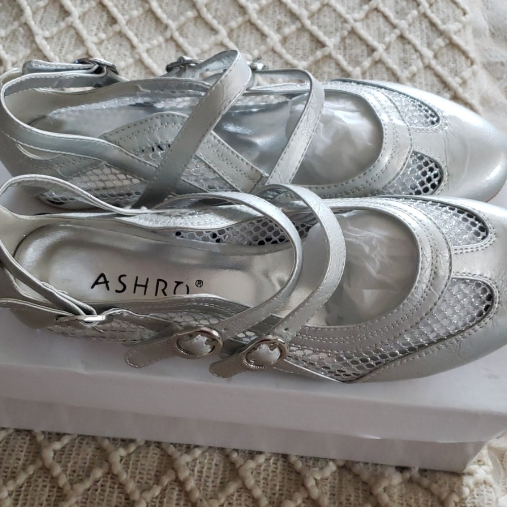Shoes - Picture 4 of 4